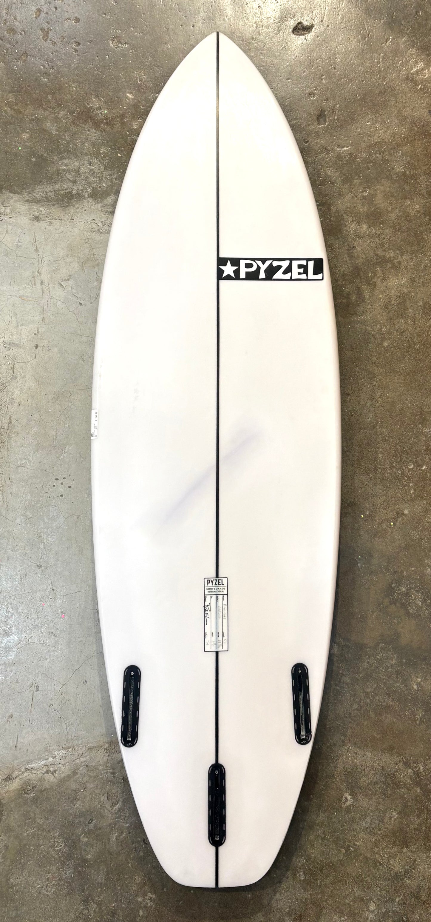 PYZEL  -  PHANTOM   5'11   19 3/4   2 1/2   31L